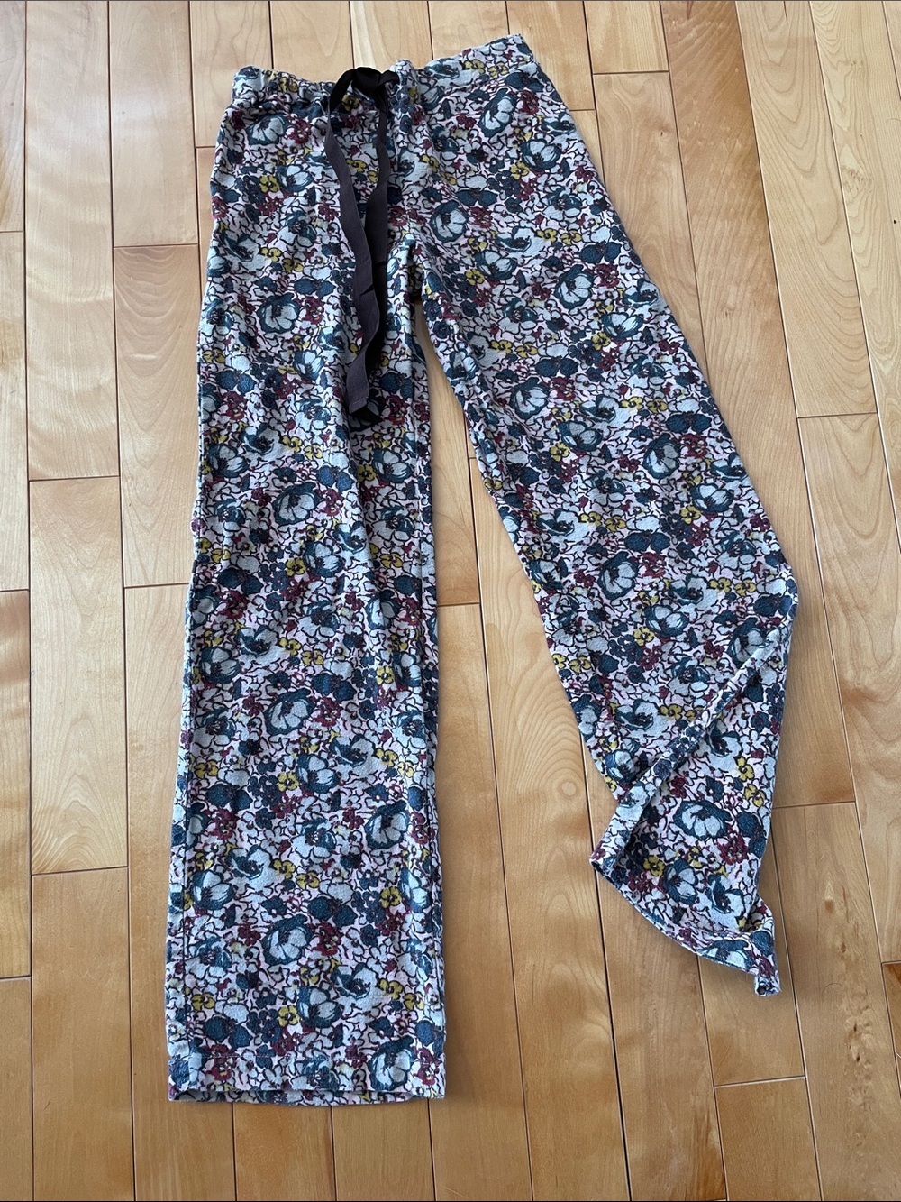 S. Blush Lovely Floral Lounge in Cream, Gray, Red